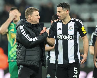 Newcastle United takımının teknik direktörü Eddie Howe, Premier League karşılaşmasında Newcastle United 'ın Liverpool' a karşı 4 Aralık 2024 'te St. James' Park, Newcastle, İngiltere 'de oynadığı karşılaşmada Newcastle United' ın golcüsü Fabian Schr 'ı sallıyor ve eşitliyor.  