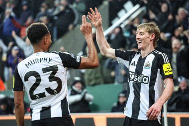 Newcastle United takımından Anthony Gordon, Newcastle, İngiltere 'de 4 Aralık 202' de oynanan Premier League maçı Newcastle United-Liverpool maçında Newcastle United ile 2-1 'lik galibiyetini kutluyor.