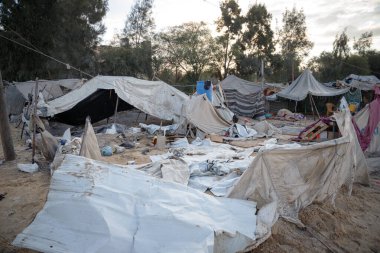 Dün gece Gazze Şeridi 'nin güneyindeki Mawasi Khan Younis bölgesinde IDP kampını hedef alan IDF savaş uçakları büyük hasar gördü ve bir çocuk öldü..