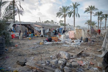 Dün gece Gazze Şeridi 'nin güneyindeki Mawasi Khan Younis bölgesinde IDP kampını hedef alan IDF savaş uçakları büyük hasar gördü ve bir çocuk öldü..