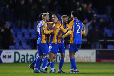 Shrewsbury Town oyuncuları, 4 Aralık 2024 'te Croud Meadow, Shrewsbury, İngiltere' deki Shrewsbury Town - Blackpool maçında takımlarının 1-0 kazanmasını kutluyorlar.
