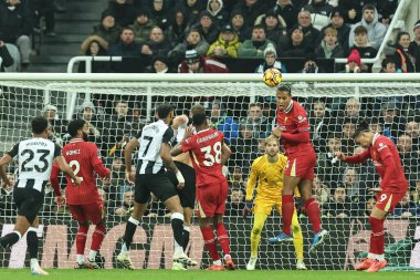 Liverpool 'dan Virgil van Dijk, Premier Lig maçı Newcastle United Liverpool' a karşı St. James 'Park, Newcastle, İngiltere' de 4 Aralık 202 'de oynanan maçta defans sahasında topu aldı.