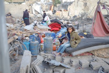Dün gece Gazze Şeridi 'nin güneyindeki Mawasi Khan Younis bölgesinde IDP kampını hedef alan IDF savaş uçakları büyük hasar gördü ve bir çocuk öldü..