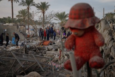 Dün gece Gazze Şeridi 'nin güneyindeki Mawasi Khan Younis bölgesinde IDP kampını hedef alan IDF savaş uçakları büyük hasar gördü ve bir çocuk öldü..