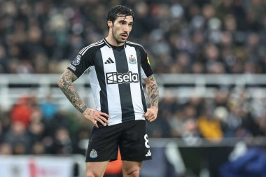 Newcastle United 'dan Sandro Tonali Premier Lig karşılaşmasında Newcastle United ile Liverpool arasında 4 Aralık 202' de St. James 'Park, Newcastle, İngiltere