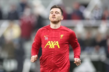 Liverpool 'dan Andrew Robertson Premier Lig karşılaşmasında maç öncesi ısınma oturumunda Newcastle United ile Liverpool St. James' Park, Newcastle, İngiltere, 4 Aralık 202