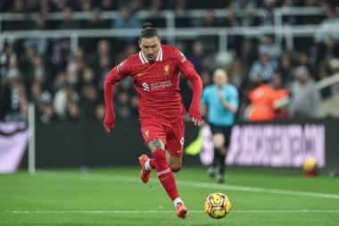 Liverpool 'dan Darwin Nez, 4 Aralık 2024' te İngiltere 'nin Newcastle kentinde oynanan Premier Lig maçı Newcastle United' a karşı Liverpool maçında topa vuruyor. 