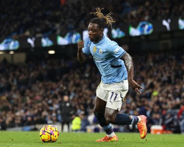 Manchester City 'den Jrmy Doku Premier League maçı sırasında Manchester City, Etihad Stadyumu' nda Nottingham Forest 'a karşı, 4 Aralık 2024