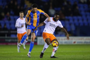 Blackpool 'dan Josh Onomah, Shrewsbury Town' dan Alex Gilliead 'i 4 Aralık 2024' te Croud Meadow, Shrewsbury 'deki Shrewsbury Town - Blackpool maçında durdurdu.