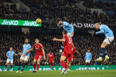 Manchester City 'den Joko Gvardiol, Manchester City - Nottingham Forest maçında 4 Aralık 2024' te Etihad Stadyumu 'nda kaleye doğru ilerliyor.