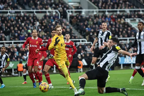 Newcastle United takımından Fabian Schr, 4 Aralık 2024 'te St. James' Park, Newcastle 'da oynanan Premier League karşılaşmasında 3-3 öne geçti. 