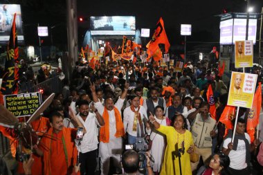 Hindu Jagaran Monch üyeleri, Bangladeş 'in Hindu azınlık toplumuna karşı 6 Aralık 2024' te Kolkata 'da Debajyoti Chakraborty' nin yaptığı zulümleri durdurmak için slogan atıyorlar. Fotoğraf: Debajyoti Chakraborty / News Resimleri 