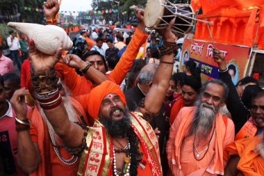 Hindu keşişler, Bangladeş 'in Hindu azınlık toplumuna karşı yapılan zulümleri durdurmak için 6 Aralık 2024' te Debajyoti Chakraborty tarafından yapılan Kolkata 'da düzenlenen mitingleri protesto ettiler. Fotoğraf: Debajyoti Chakraborty / News Resimleri  