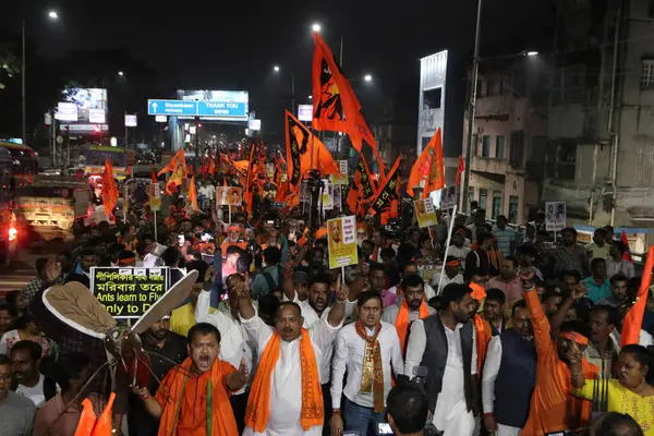 Hindu Jagaran Monch üyeleri, Bangladeş 'in Hindu azınlık toplumuna karşı 6 Aralık 2024' te Kolkata 'da Debajyoti Chakraborty' nin yaptığı zulümleri durdurmak için slogan atıyorlar. Fotoğraf: Debajyoti Chakraborty / News Resimleri  