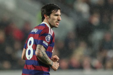 Newcastle United takımından Sandro Tonali Premier League maçında Brentford Newcastle United 'a karşı Gtech Community Stadyumu, Londra, İngiltere, 7 Aralık 2024