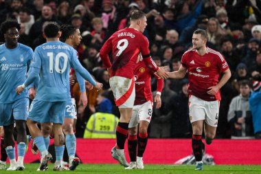 Manchester United takımından Rasmus Hjlund, Manchester United 'ın 7 Aralık 2024 tarihinde Old Trafford, Manchester, İngiltere' de oynadığı Premier League maçında 1-1 'lik galibiyet golünü kutluyor.