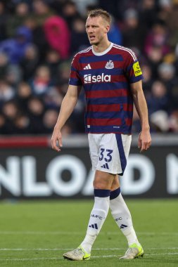 Newcastle United 'tan Dan Burn Premier League maçı sırasında Brentford Newcastle United' a karşı Gtech Community Stadyumu, Londra, İngiltere, 7 Aralık 2024
