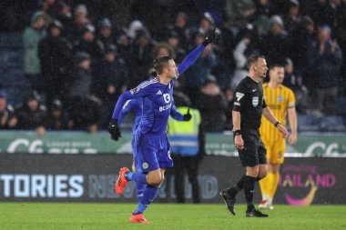Leicester City 'den Jamie Vardy, Leicester City' nin 8 Aralık 2024 'te King Power Stadyumu' nda Leicester City ve Hove Albion 'a karşı oynadığı Premier League maçında 1-2 kazanma hedefini kutluyor.