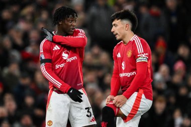 Manchester United takımından Kobbie Mainoo, Manchester United ile Nottingham Forest maçında 7 Aralık 2024 tarihinde Old Trafford, Manchester, İngiltere 'de Lisandro Martnez ile görüştü.