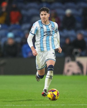 Middlesbrough 'dan Hayden Hackney 6 Aralık 2024' te Burnley ile Middlesbrough arasında oynanan Gökyüzü İddia Şampiyonası maçında topa vuruyor.