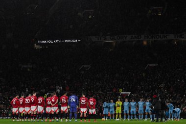 Her iki takım da Manchester United ve Nottingham Forest maçında 7 Aralık 2024 'te Old Trafford, Manchester, İngiltere' de oynanan Premier League maçında Kath Phipps için bir dakikalık saygı duruşunda yer almaktadır.