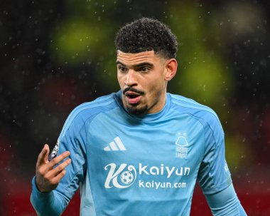 Nottingham Ormanı 'ndan Morgan Gibbs-White Premier League maçında takımına talimat veriyor Manchester United Nottingham Ormanı' na karşı Old Trafford, Manchester, İngiltere, 7 Aralık 2024