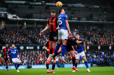 AFC Bournemouth 'dan Ryan Christie, Ipswich Town' dan Cameron Burgess ile birlikte Ipswich Town - Bournemouth maçı sırasında Ipswich Road, Ipswich, Birleşik Krallık 'ta 8 Aralık 2024' te