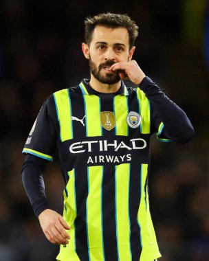 Manchester City 'den Bernardo Silva, 7 Aralık 2024' te İngiltere 'nin Selhurst Park kentinde oynanan Premier League maçında Crystal Palace' a karşı Manchester City maçına bakıyor.