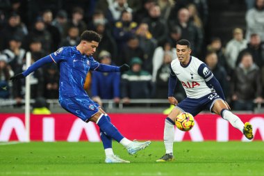 Chelsea 'den Jadon Sancho, Premier Lig maçında Tottenham Hotspur' un Chelsea 'ye karşı oynadığı Tottenham Hotspur Stadyumu' nda 8 Aralık 2024 'te topu geçiyor.