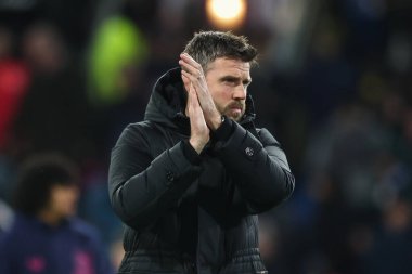 Middlesbrough 'un Michael Carrick Müdürü, 6 Aralık 2024' te Burnley ile Middlesbrough arasındaki Sky Bet Şampiyonası öncesinde taraftarları alkışlıyor.