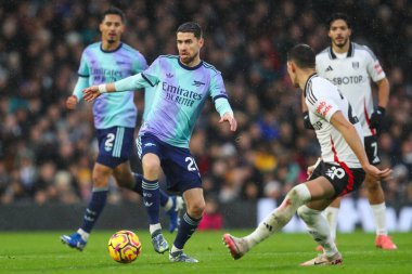 Arsenal 'den Jorginho, Premier League maçında topu Craven Cottage, Londra, İngiltere' de 8 Aralık 2024 'te Fulham-Arsenal maçında attı.