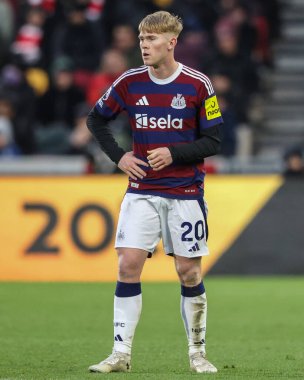 Lewis Hall of Newcastle United Premier League maçı sırasında Brentford - Newcastle United, The Gtech Community Stadyumu, Londra, İngiltere, 7 Aralık 2024