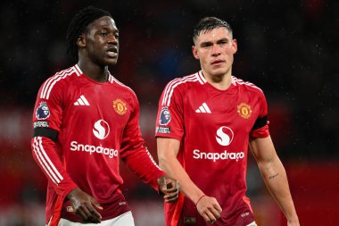 Manchester United 'dan Kobbie Mainoo ve Manchester United' dan Manuel Ugarte Premier League maçı sırasında Old Trafford, Manchester, İngiltere 'de oynanan Nottingham Forest maçında konuştular.