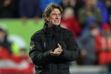 Brentford 'dan Thomas Frank Manager, Premier League maçından sonra Londra' daki The Gtech Community Stadyumu 'nda Brentford - Newcastle United maçında taraftarları alkışlıyor.