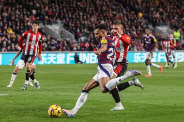 Newcastle United takımından Jacob Murphy, 7 Aralık 2024 'te Londra' daki Gtech Community Stadyumu 'nda oynanan Premier League maçı sırasında topu kutuya sokuyor.