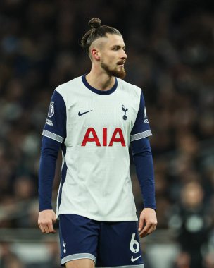 Tottenham Hotspur 'dan Radu Drguin Premier League maçı sırasında Tottenham Hotspur Chelsea' ye karşı Tottenham Hotspur Stadyumu, Londra, İngiltere, 8 Aralık 2024