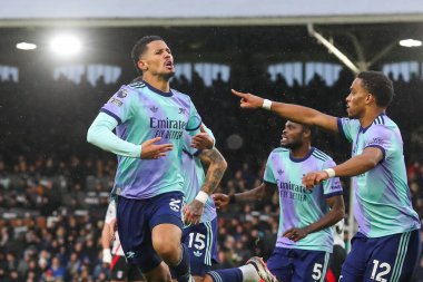 Arsenal 'den William Sthe, 8 Aralık 2024' te Craven Cottage, Londra 'da oynanan Premier League maçında 1-1 kazanma hedefini kutluyor.
