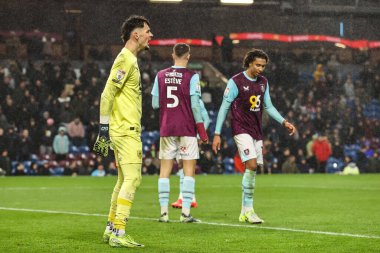 Burnley 'den James Trafford takımına 6 Aralık 2024' te Burnley - Middlesbrough Turf Moor, Burnley 'de oynadığı Gökyüzü İddia Şampiyonası maçında talimat veriyor.