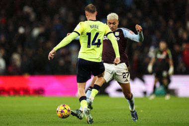 Aston Villa takımından Morgan Rogers, 7 Aralık 2024 'te İngiltere' nin Birmingham kentinde oynanan Premier Lig karşılaşmasında Southampton 'dan James Bree' yi yendi.