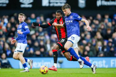 AFC Bournemouth takımından Dango Ouattara, Premier Lig karşılaşması sırasında Ipswich Town 'a karşı Ipswich Road, Ipswich, İngiltere' de 8 Aralık 2024 'te oynanan karşılaşmada Ipswich Town' dan Cameron Burgess ile top için mücadele ediyor.