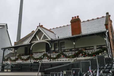 Craven Cottage, Fulham 'ın Evi ve Premier League maçı öncesinde kulübedeki Noel süslemeleri hakkında genel bir görüş 8 Aralık 2024' te Craven Cottage, Londra, İngiltere 'de Fulham-Arsenal maçı var.