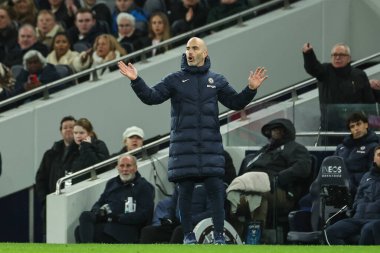 Chelsea 'nin Enzo Maresca teknik direktörü, Tottenham Hotspur' un Chelsea 'ye karşı oynadığı Premier League maçında 8 Aralık 2024' te Londra 'daki Tottenham Hotspur Stadyumu' nda tepki gösterdi.