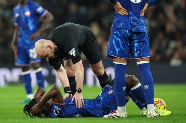 Hakem Anthony Taylor, 8 Aralık 2024 'te Londra Tottenham Hotspur Stadyumu' nda oynanan Premier League maçında Chelsea 'li Romeo Lavia' yı kontrol ediyor.