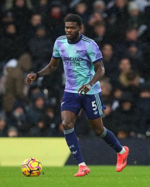Arsenal 'den Thomas Partey, 8 Aralık 2024' te Craven Cottage, Londra 'da oynanan Premier League maçında topa vuruyor.