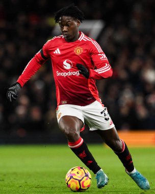 Manchester United takımının oyuncusu Kobbie Mainoo, Manchester United 'ın 7 Aralık 2024' te Old Trafford, Manchester 'da oynadığı Premier League maçında topla ilerliyor.