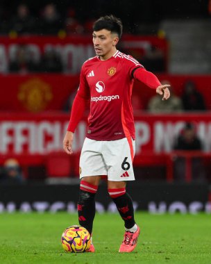 Manchester United 'dan Lisandro Martnez, Manchester United' ın 7 Aralık 2024 'te Old Trafford, Manchester' da oynadığı Premier League maçında takım talimatlarını veriyor.