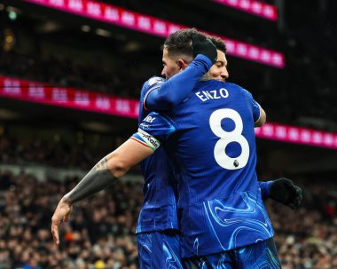 Chelsea 'den Enzo Fernnndez, Premier League maçında Tottenham Hotspur' un Chelsea 'ye karşı oynadığı Tottenham Hotspur Stadyumu' nda 8 Aralık 2024 'te 2-3' lük galibiyet golünü kutluyor.