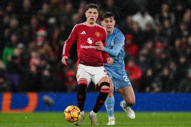 Manchester United takımından Alejandro Garnacho, Manchester United ile Nottingham Forest maçında Ryan Yates 'i 7 Aralık 2024' te Old Trafford, Manchester, İngiltere 'de durdurdu.