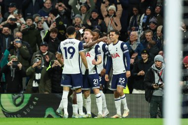 Tottenham Hotspur 'dan Dejan Kulusevski, Premier League maçında Tottenham Hotspur' un Chelsea 'ye karşı oynadığı Tottenham Hotspur Stadyumu' nda 8 Aralık 2024 'te 2-0' lık galibiyet golünü kutluyor.