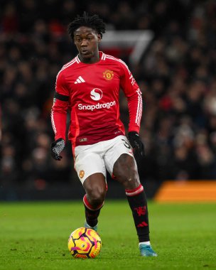 Manchester United takımından Kobbie Mainoo, Manchester United 'ın 7 Aralık 2024 tarihinde Old Trafford, Manchester' da oynadığı Premier League maçında topa vuruyor.